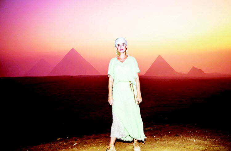 المطربة العالمية كاتي بيري تتسلق أهرامات مصر   